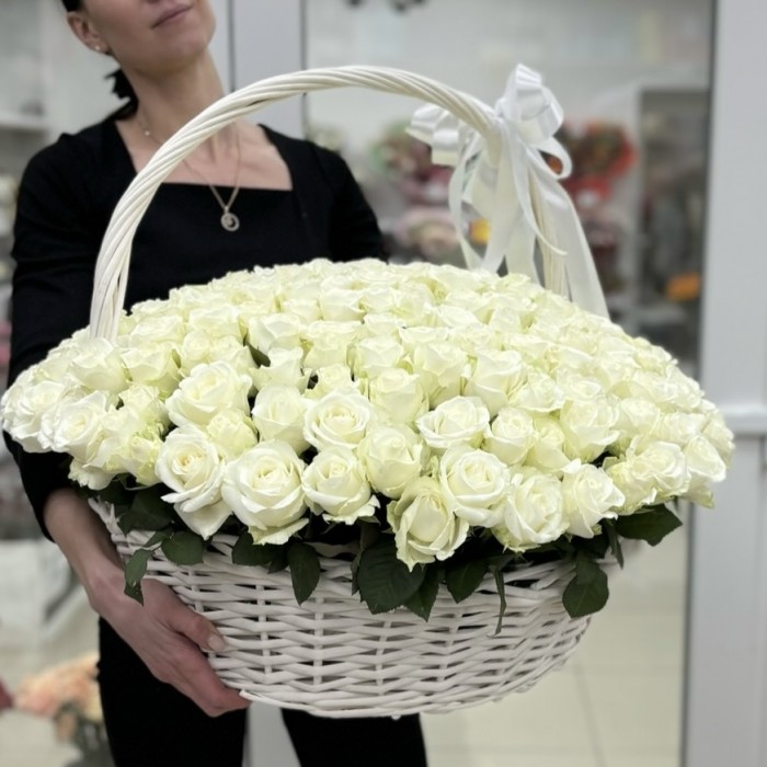 201 белая роза в корзине