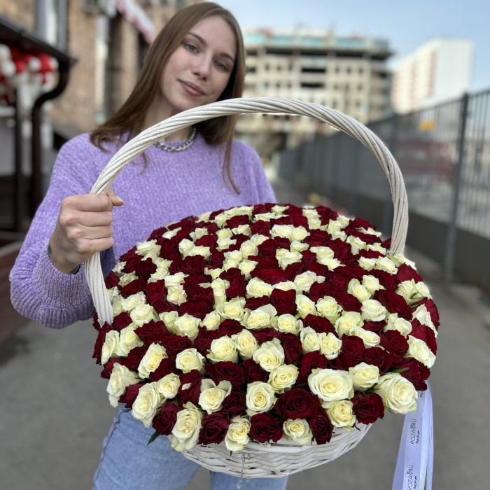 201 красная и белая роза в корзине