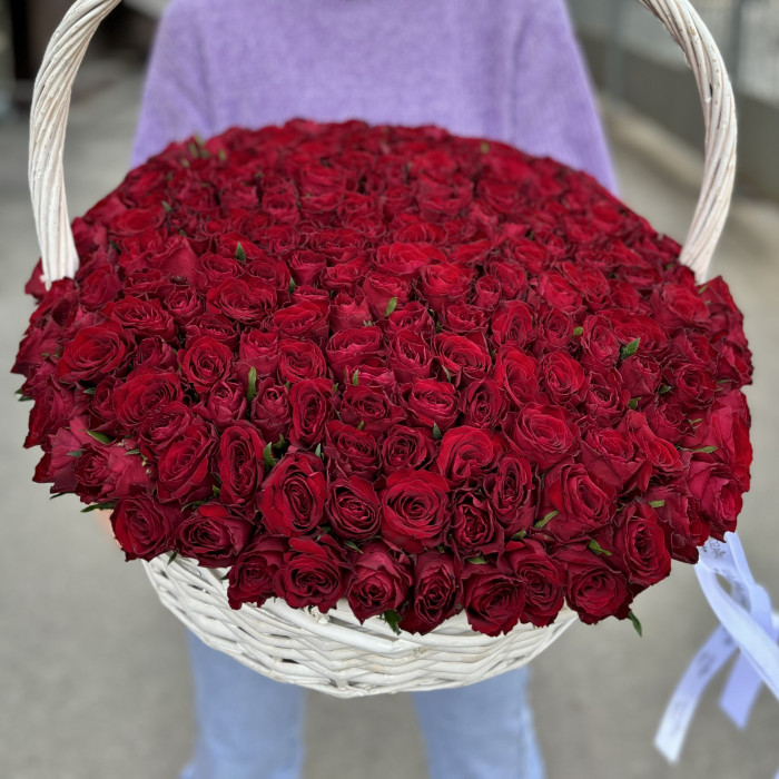 201 красная роза в корзине