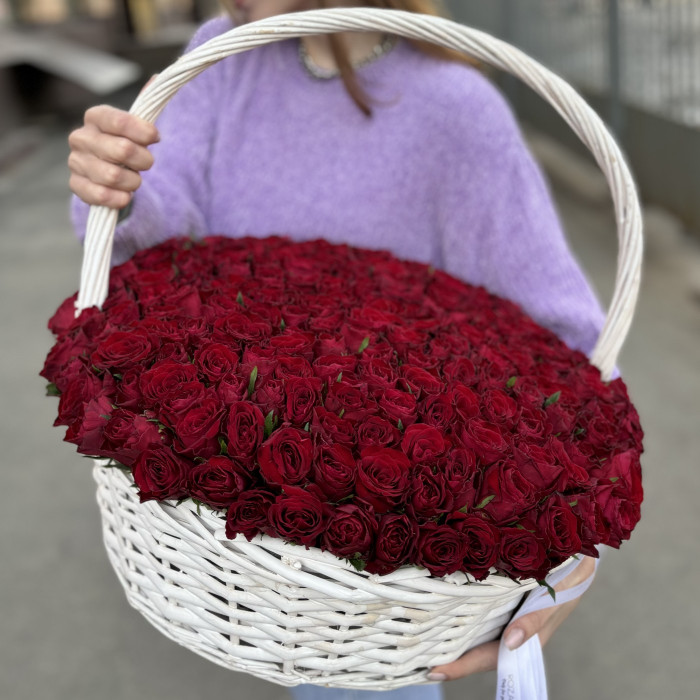 201 красная роза в корзине