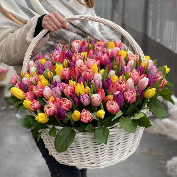 201 яркий тюльпан в корзине