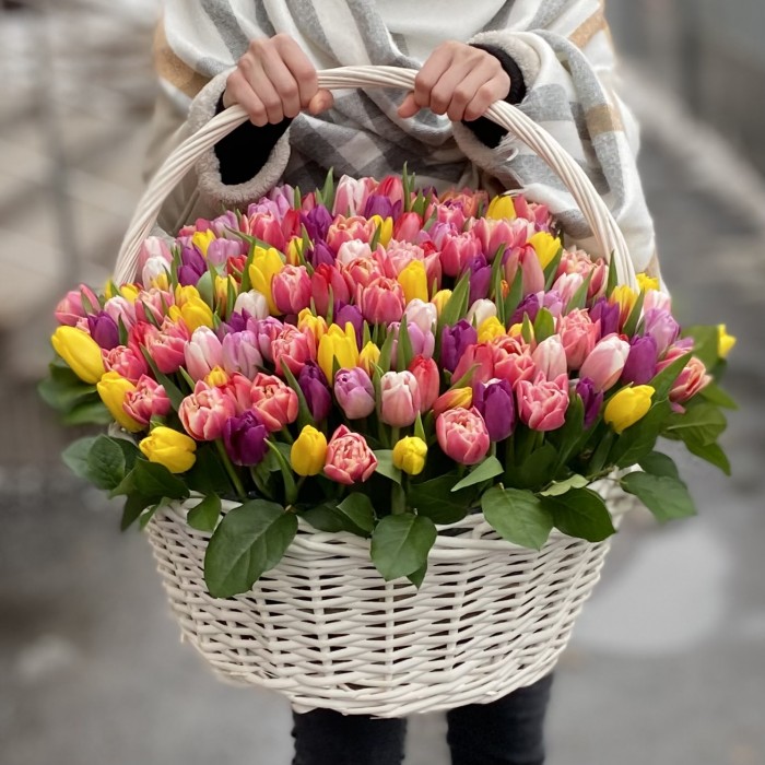 201 яркий тюльпан в корзине