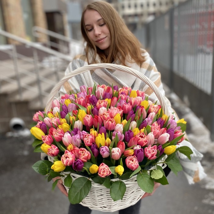 201 яркий тюльпан в корзине