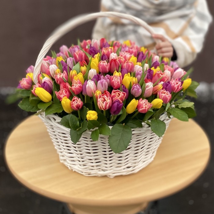 201 яркий тюльпан в корзине