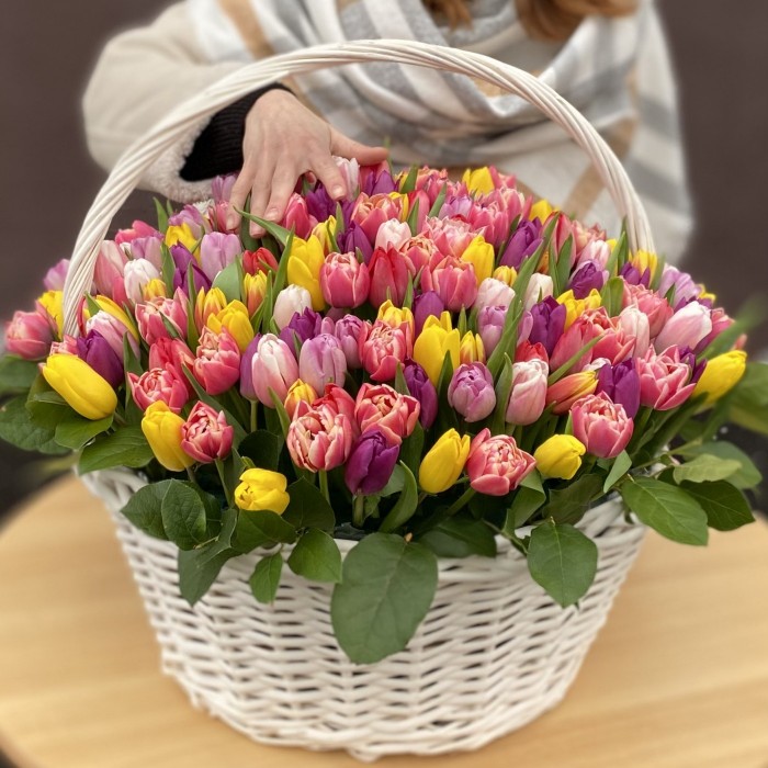 201 яркий тюльпан в корзине
