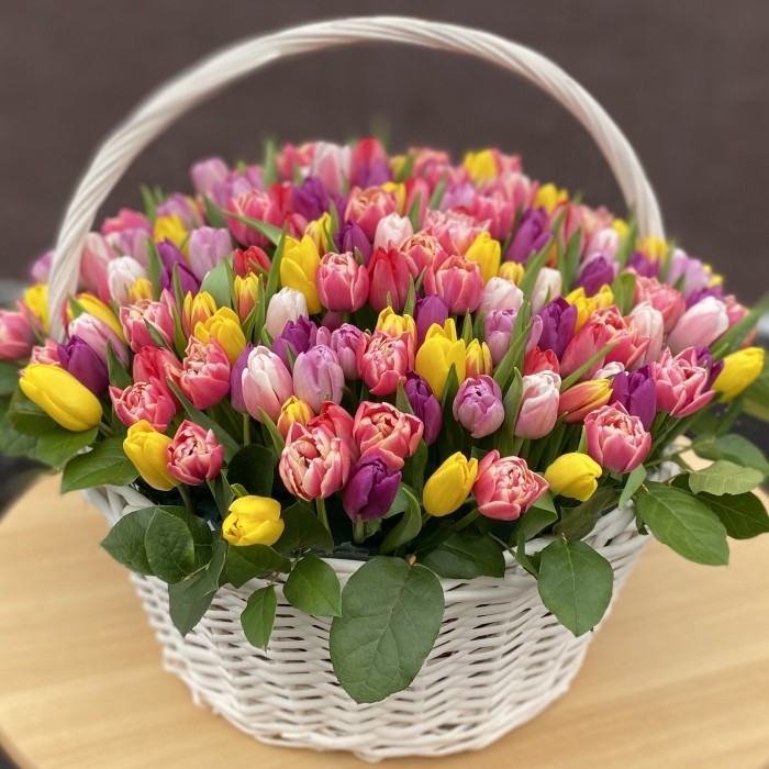 201 яркий тюльпан в корзине