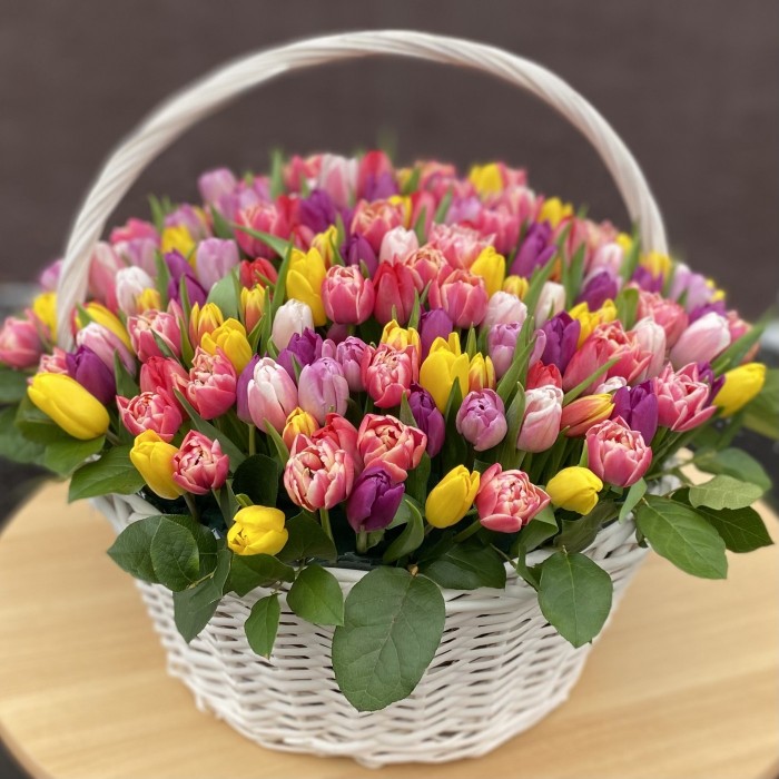 201 яркий тюльпан в корзине