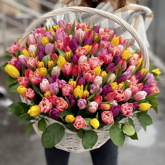201 яркий тюльпан в корзине