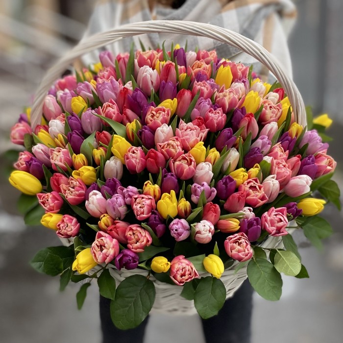 201 яркий тюльпан в корзине