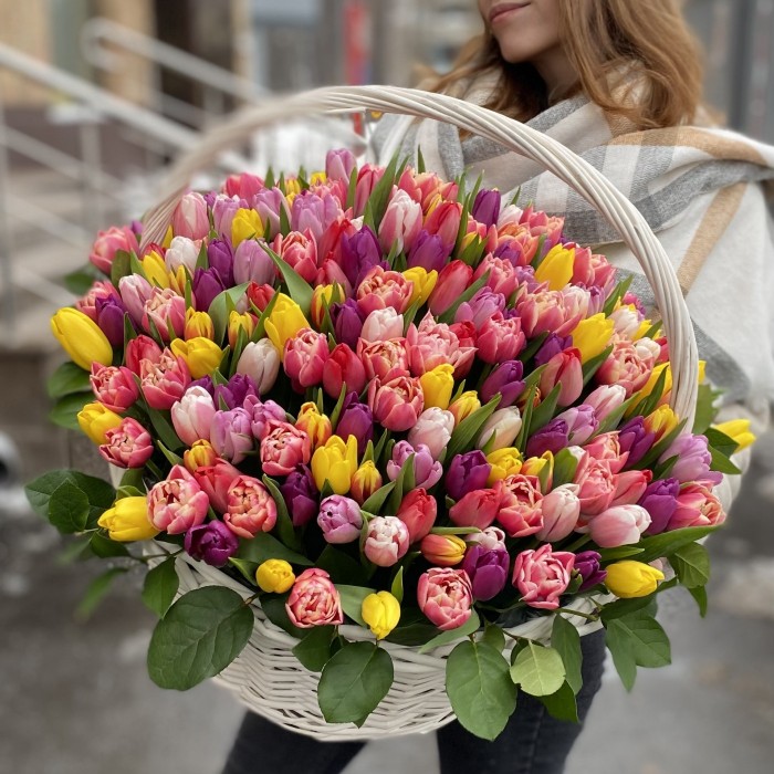 201 яркий тюльпан в корзине