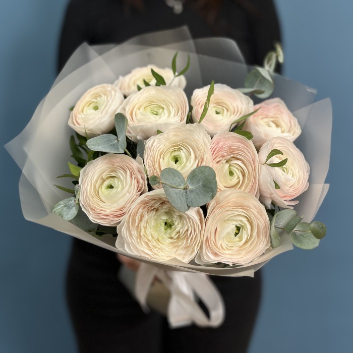 11 ранункулюсов Ханой с эвкалиптом