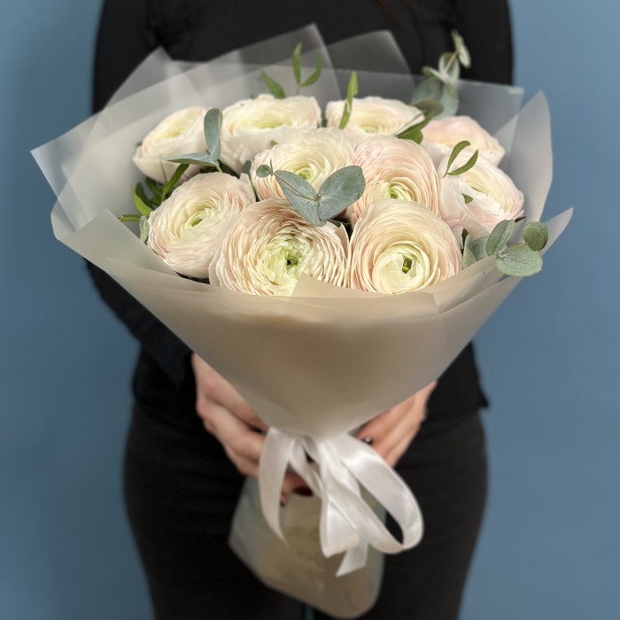 11 ранункулюсов Ханой с эвкалиптом