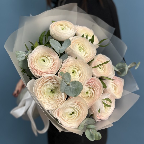 11 ранункулюсов Ханой с эвкалиптом