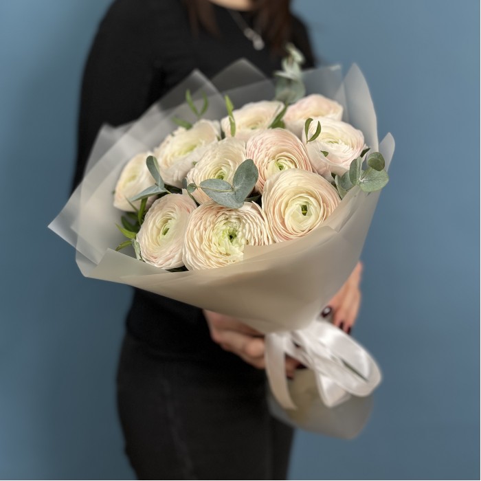 11 ранункулюсов Ханой с эвкалиптом