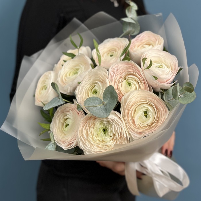 11 ранункулюсов Ханой с эвкалиптом