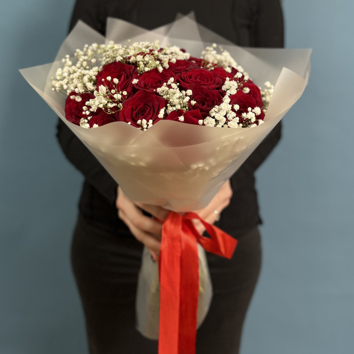 19 красных роз Ред Наоми с гипсофилой