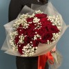 19 красных роз Ред Наоми с гипсофилой