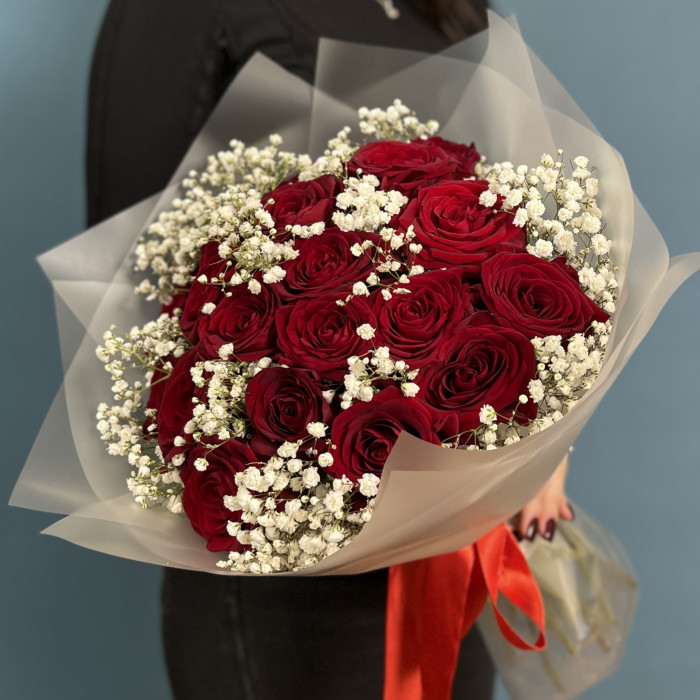 19 красных роз Ред Наоми с гипсофилой