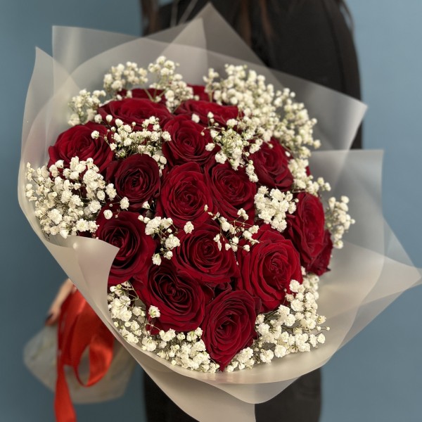 19 красных роз Ред Наоми с гипсофилой