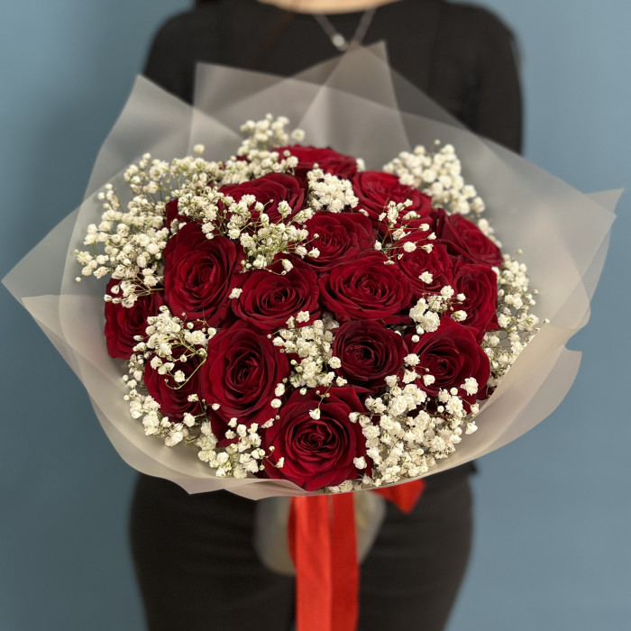 19 красных роз Ред Наоми с гипсофилой