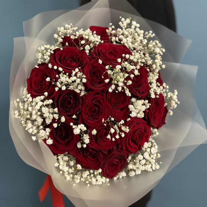19 красных роз Ред Наоми с гипсофилой