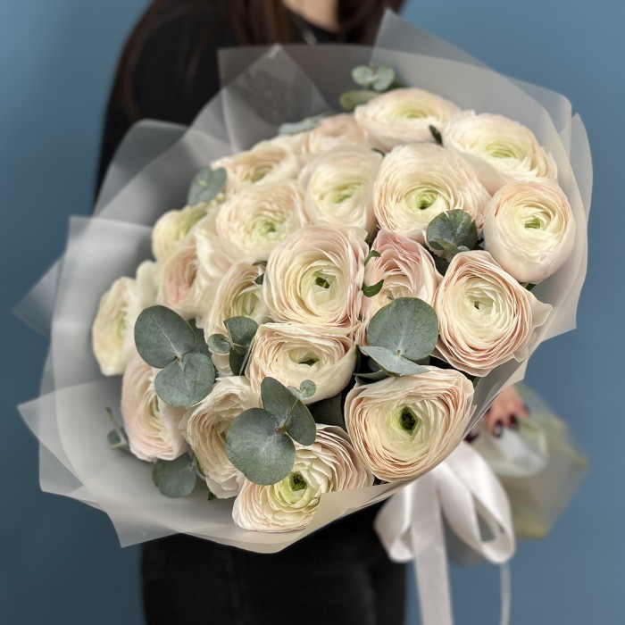 21 ранункулюс Ханой с эвкалиптом