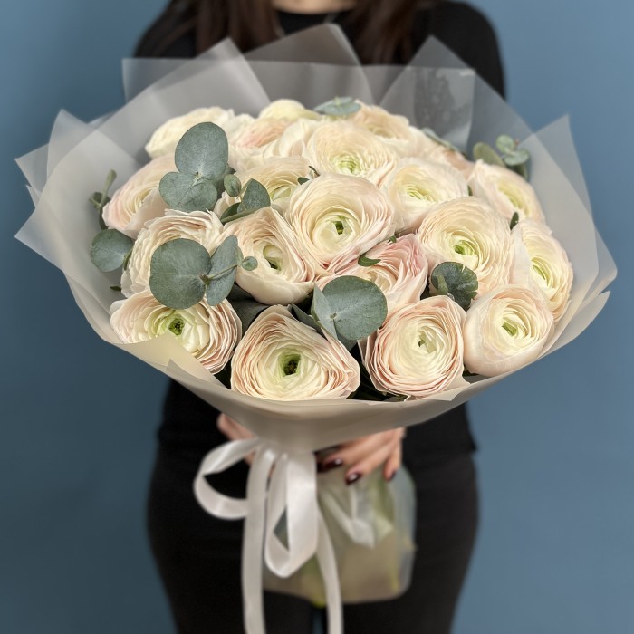 21 ранункулюс Ханой с эвкалиптом