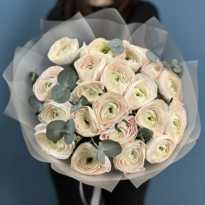 21 ранункулюс Ханой с эвкалиптом