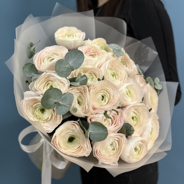 21 ранункулюс Ханой с эвкалиптом