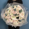 35 розовых ранункулюсов Ханой с эвкалиптом