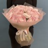 35 розовых ранункулюсов