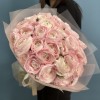 35 розовых ранункулюсов