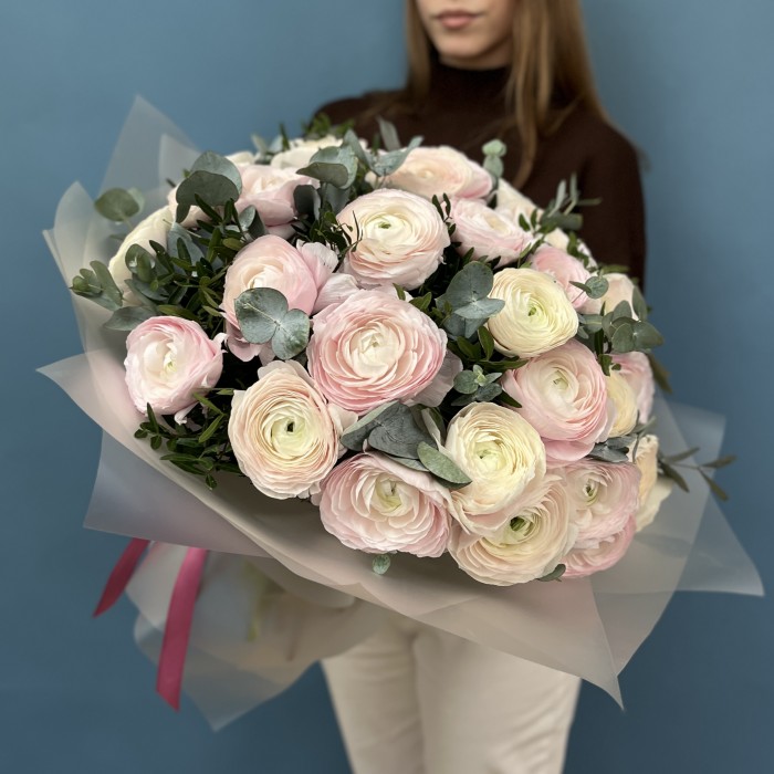 51 ранункулюс розовый и белый Ханой с эвкалиптом