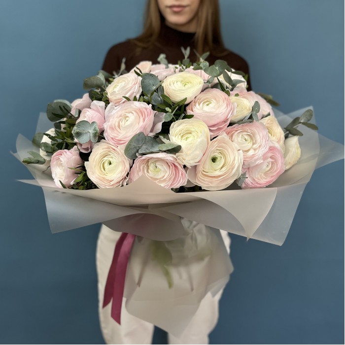 51 ранункулюс розовый и белый Ханой с эвкалиптом