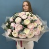 51 ранункулюс розовый и белый Ханой с эвкалиптом