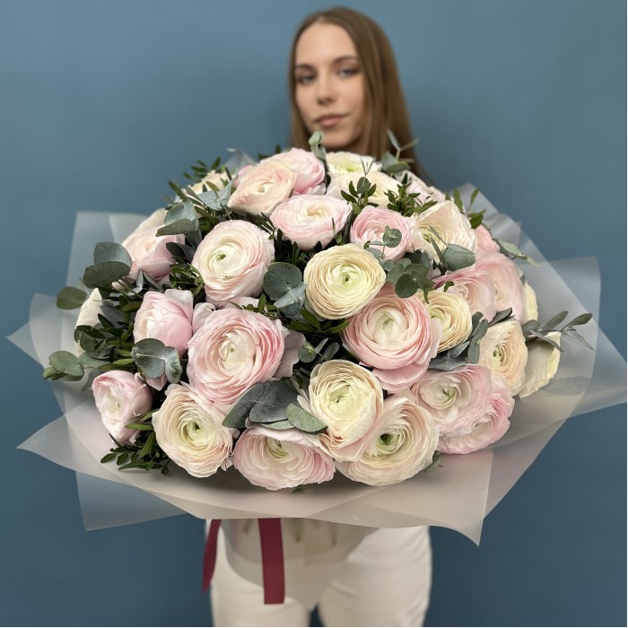 51 ранункулюс розовый и белый Ханой с эвкалиптом