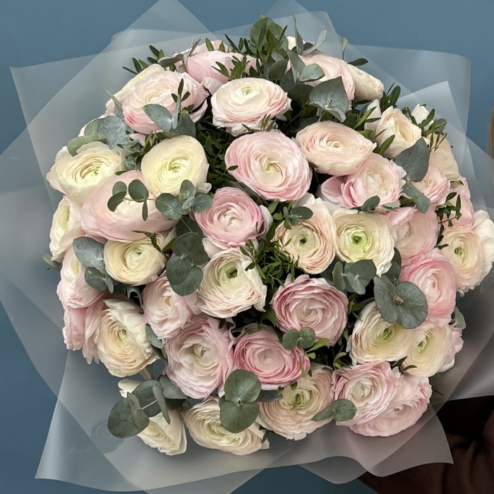 51 ранункулюс розовый и белый Ханой с эвкалиптом