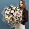 51 ранункулюс розовый и белый Ханой с эвкалиптом
