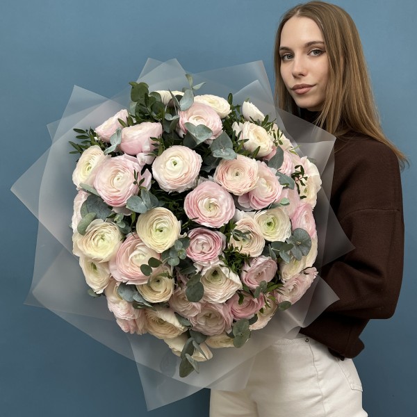 51 ранункулюс розовый и белый Ханой с эвкалиптом