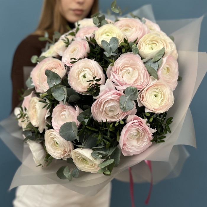 51 ранункулюс розовый и белый Ханой с эвкалиптом