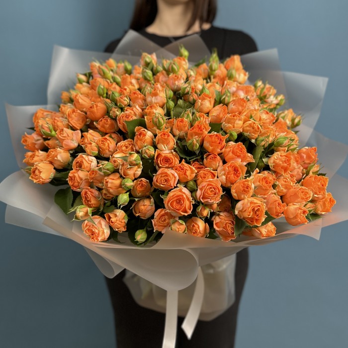 55 кустовых пионовидных роз Корал Баблс 40 см