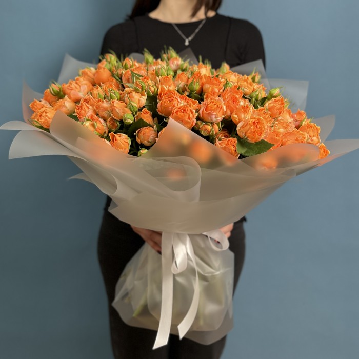 55 кустовых пионовидных роз Корал Баблс 40 см