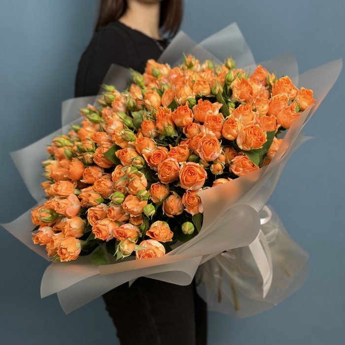 55 кустовых пионовидных роз Корал Баблс 40 см