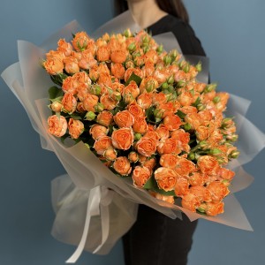 55 кустовых пионовидных роз Корал Баблс 40 см