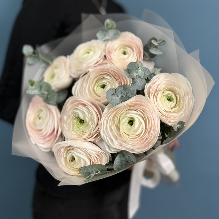 Букет из 9 бело-розовых Ранункулюсов