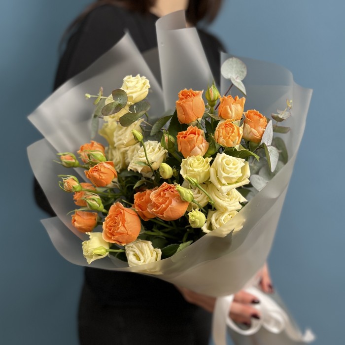 Букет кремовых Эустом и роз Коралл Блоссом