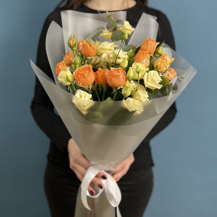 Букет кремовых Эустом и роз Коралл Блоссом