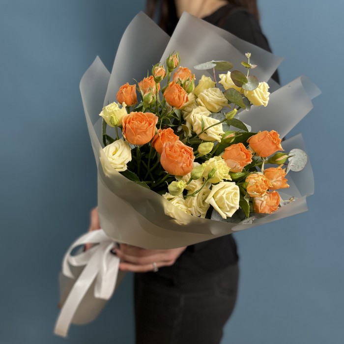 Букет кремовых Эустом и роз Коралл Блоссом