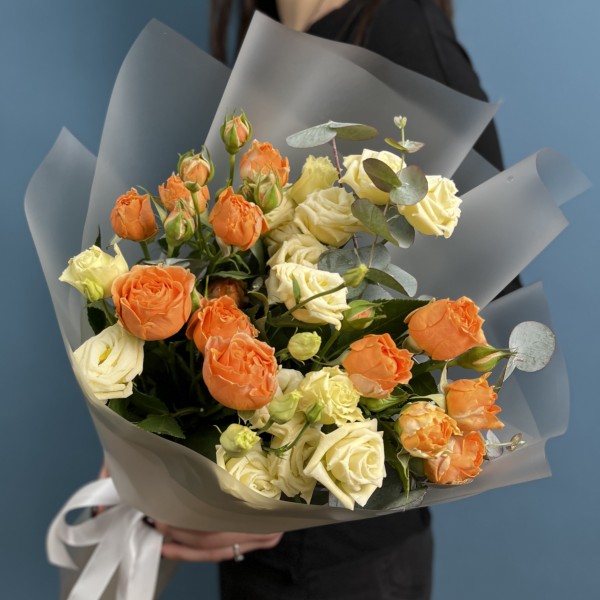 Букет кремовых Эустом и роз Коралл Блоссом