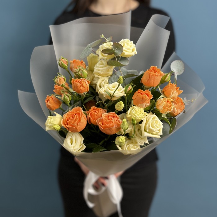 Букет кремовых Эустом и роз Коралл Блоссом